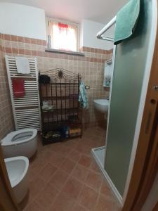 帕拉托聶福索的住宿－Appartamento Stalle Lunghe，一间带卫生间和水槽的浴室