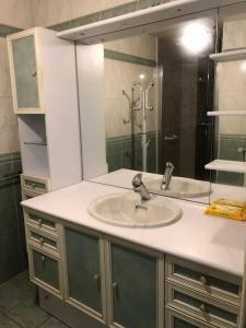 W łazience znajduje się umywalka i lustro. w obiekcie LA MAISON DES HIRONDELLES w mieście Cussac
