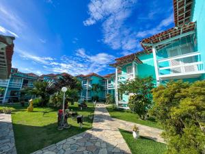 una pasarela frente a un edificio en Pousada Paraíso do Atlântico, en Arraial do Cabo