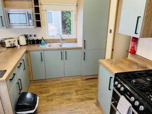 Кухня або міні-кухня у Luxury 2 Bedroom Caravan MC35, Shanklin, Isle of Wight