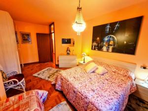 a bedroom with a bed and a large painting on the wall at B&B Margot in Albavilla