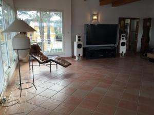 sala de estar con TV de pantalla plana y altavoces en Echappée Bleue Immobilier - Villa Les Pesquier, en Hyères