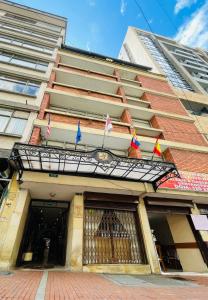 un edificio con banderas en la parte delantera en Hotel La Sabana, en Bogotá