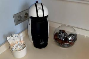 a black and white blender on a counter next to a bowl of toothpaste at LUXEinBurgos Atico con Vistas Espectaculares in Burgos