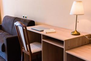 einen Schreibtisch mit Laptop und Lampe in der Unterkunft Il Casale Le Tre Volte in Solfara Mare