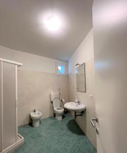 een badkamer met een toilet en een wastafel bij Emerald Palace in Florence