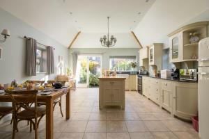 uma cozinha com uma mesa e uma sala de jantar em The Dovecote em York