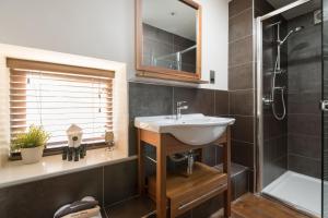 uma casa de banho com um lavatório e um chuveiro em The Dovecote em York