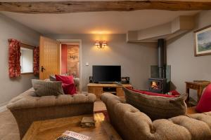 uma sala de estar com dois sofás e uma lareira em The Dovecote em York