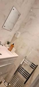 A bathroom at New Build Cosy Duplex Modern Apartment Greater Manchester