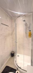een badkamer met een douche en een glazen douchecabine bij New Build Cosy Duplex Modern Apartment Greater Manchester in Stockport