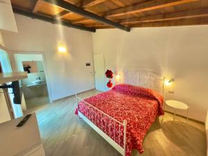 een slaapkamer met een rood bed in een kamer bij Domu Virginia in Castiadas