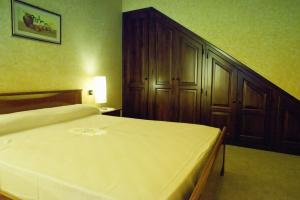 メルゴッツォにあるRustico Giorgiaのベッドルーム(大型ベッド1台、木製キャビネット付)