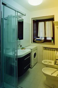 メルゴッツォにあるRustico Giorgiaのバスルーム(シンク、洗濯機付)