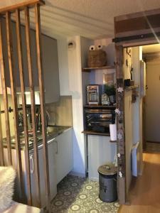eine Küche mit einer Treppe, die in eine Küche mit einer Theke führt in der Unterkunft Studio montagnard vue splendide ALPE D HUEZ LES PASSEAUX in L'Alpe-d'Huez