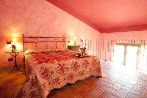 a bedroom with a large bed in a room at Agriturismo Borgo Vigna Vecchia in Cerreto Guidi
