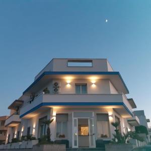 una grande casa bianca con luci accese di Hotel La Plancia a Otranto