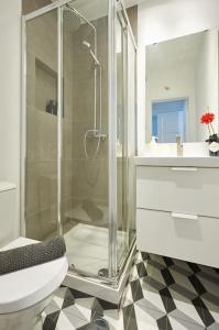 Un baño con ducha, inodoro y lavabo. en 1 min to the beach - perfect for 6 guests, en Carcavelos 54 fotos más