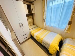 Ліжко або ліжка в номері Luxury 2 Bedroom Caravan MC35, Shanklin, Isle of Wight