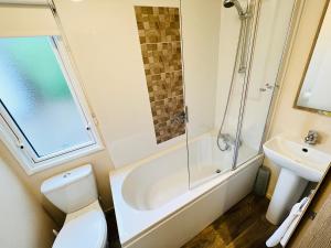 Ванна кімната в Luxury 2 Bedroom Caravan MC35, Shanklin, Isle of Wight