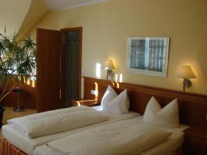 
Ein Bett oder Betten in einem Zimmer der Unterkunft Altstadt Hotel
