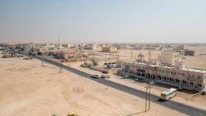 une vue aérienne sur une ville avec des voitures et des bâtiments dans l'établissement Arabian Sands Hotel فندق الرمال العربية, à Haymāʼ