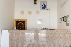a kitchen with a marble counter top and a sink at Arabian Sands Hotel فندق الرمال العربية in Haymāʼ