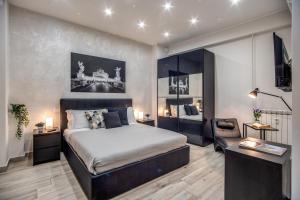 Schlafzimmer mit einem Kingsize-Bett und einem Stuhl in der Unterkunft Tacito 23 Luxury rooms in Rom
