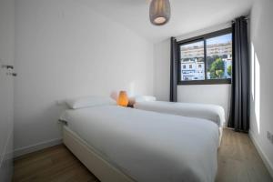 um quarto branco com uma cama e uma janela em CT 209 - Navigolf Penthouse - La Cala de Mijas em La Cala de Mijas