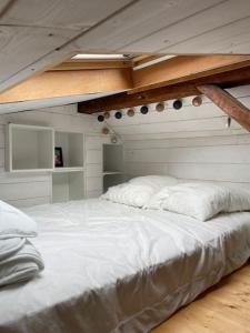 un grande letto bianco in una stanza con di T2bis Idéal SKi et Cures Thermales a Cauterets