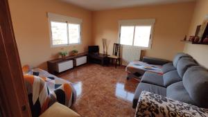 sala de estar con sofá y mesa en Casa en zona rural a 200 m de Ariño (Teruel), en Ariño