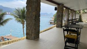 um restaurante com vista para a água em Vivalavida Serra&Mar em Angra dos Reis