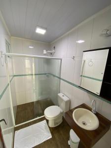 y baño con ducha, aseo y lavamanos. en Vivalavida Serra&Mar en Angra dos Reis