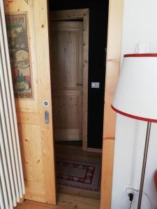 una puerta que conduce a una habitación con lámpara en La Casa del Core, en Monclassico