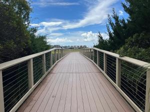 un pont sur une rivière à ciel bleu dans l'établissement Family Getaway - Boardwalk to the Beach, 3 pools, Tennis, à Île de Hilton-Head