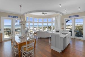 パナマ・シティ・ビーチにあるNEW RENTAL Beach Front Condo in WaterSound Beach FL with Stunning Views! condoのキッチン、海の景色を望むダイニングルーム