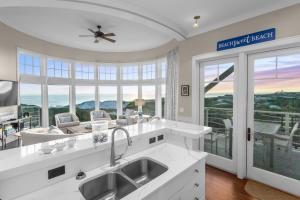 パナマ・シティ・ビーチにあるNEW RENTAL Beach Front Condo in WaterSound Beach FL with Stunning Views! condoのリビングルームを望むキッチン