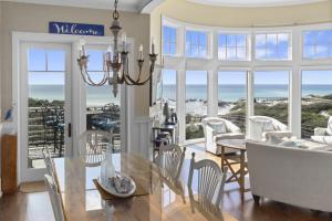 パナマ・シティ・ビーチにあるNEW RENTAL Beach Front Condo in WaterSound Beach FL with Stunning Views! condoのダイニングルーム、海の景色を望むリビングルーム +12枚の写真