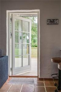 uma porta aberta num quarto com uma porta em Beautiful and cosy house near the lake em Olofström