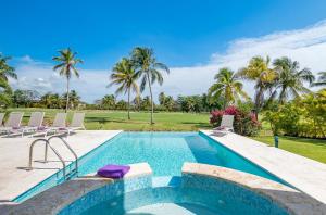 Bazén v ubytování Best Private Cocotal Villas in Punta Cana nebo v jeho okolí