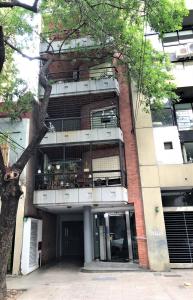 un edificio con un balcón en el lateral. en Arce en Buenos Aires