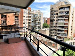 balcón con vistas a algunos edificios en Arce en Buenos Aires