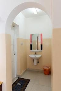 HaymāʼにあるArabian Sands Hotel فندق الرمال العربيةの洗面台と鏡のあるバスルーム +56枚の写真