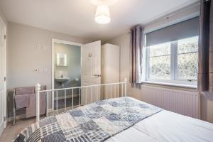 Un pat sau paturi într-o cameră la Sunny Cottage