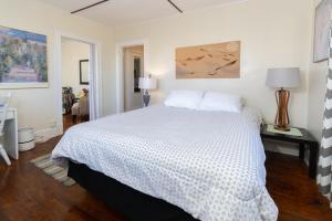 sypialnia z dużym białym łóżkiem z 2 poduszkami w obiekcie The Wadsworth Suite A2 w mieście Hartford