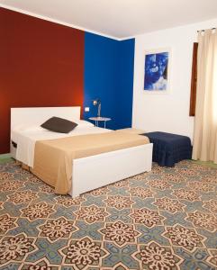 カステッランマーレ・デル・ゴルフォにあるCasa Heliosのベッドとソファ付きのホテルルーム