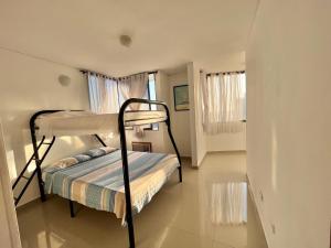 1 dormitorio con 1 litera en una habitación en Perla del Caribe, en Santa Marta
