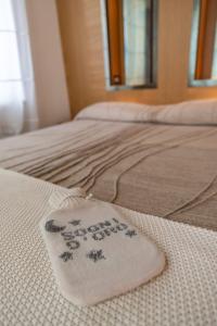 Dos camas con una servilleta feliz de Año Nuevo. en Hotel Suite Inn, en Udine
