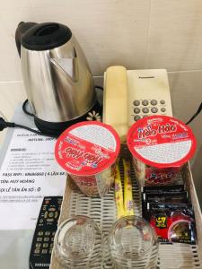 een mand gevuld met eten en een koffiepot bij Huy Hoàng Motel - Cần Thơ in Can Tho