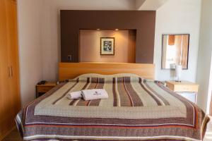 a bedroom with a large bed with two pillows on it at Hotel Mochiks in Chiclayo